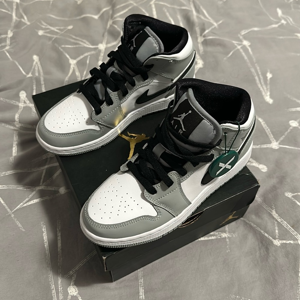 Jordan 1s mid light smoke grey gs